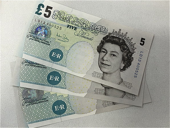 エリザベス女王の描かれた紙幣の両替はお早めに＞イギリスポンド旧紙幣